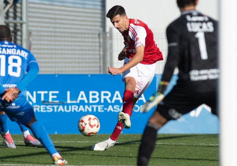 Juan Carlos Real chuta a puerta en el partido contra el Fuenlabrada.