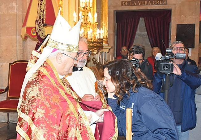 Isabel Díaz Ayuso besa la cruz de Caravaca.