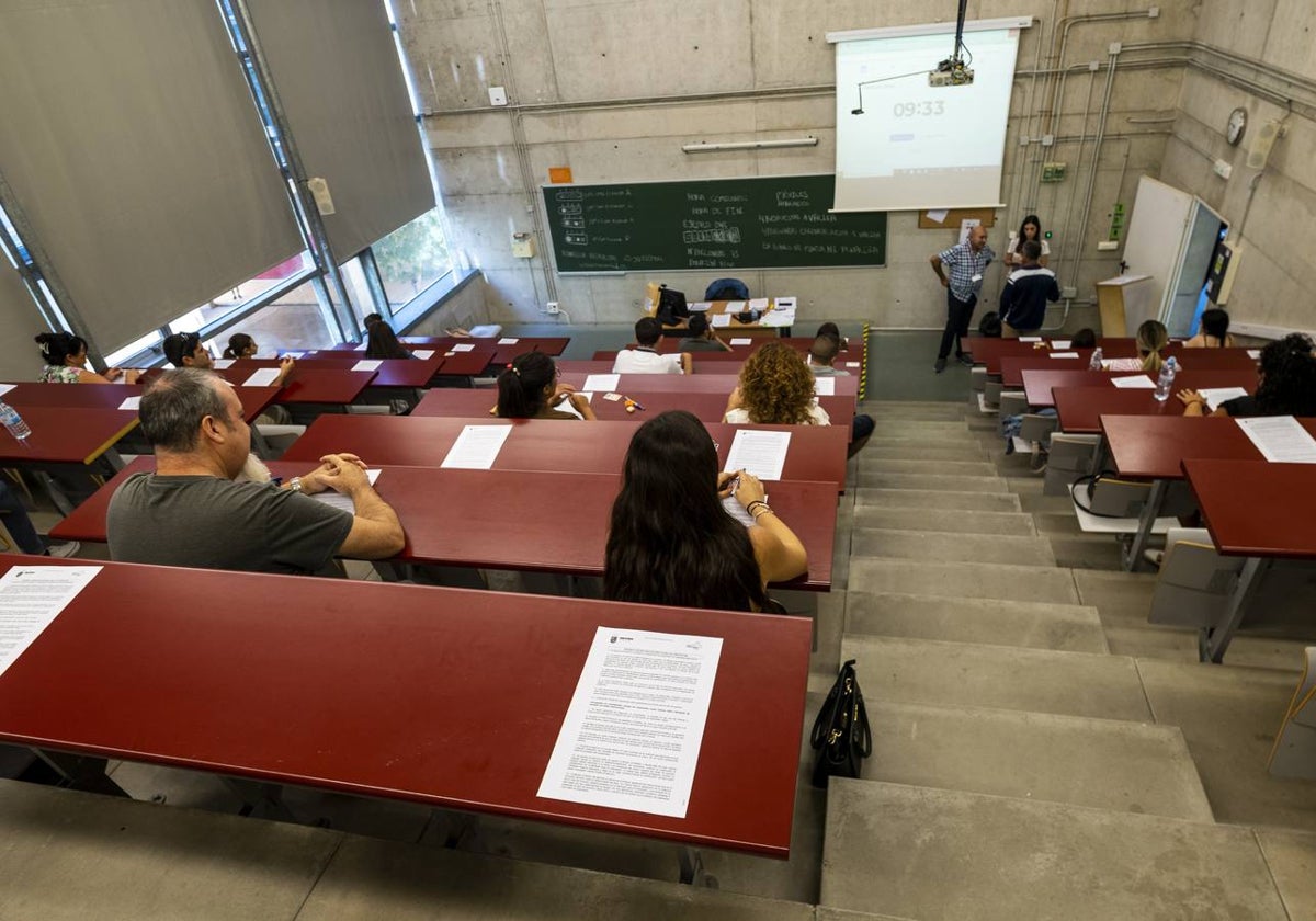 Aspirantes a una plaza de celador en el examen de la OPE, en septiembre de 2023.