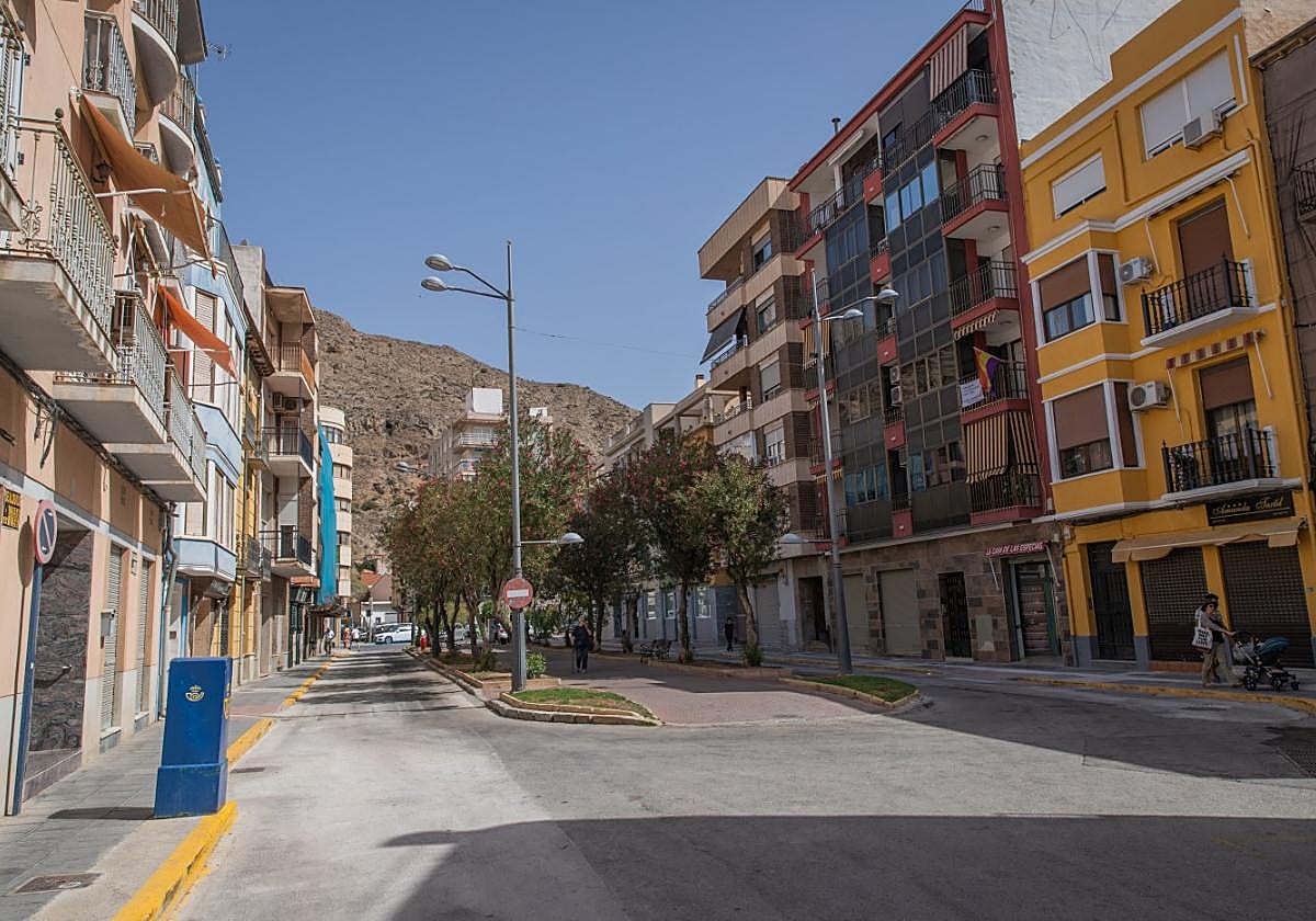 La intervención en esta zona busca dar más espacio al peatón y a los puestos del mercadillo semanal de frutas.