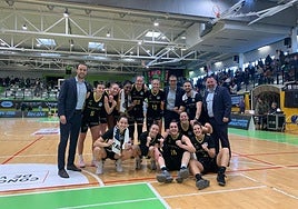 La plantilla del Hozono Jairis celebra su victoria en Vigo.