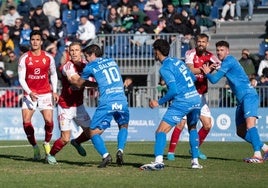 Alberto González y Saveljich, centrales del Real Murcia, intentan rematar un córner ante el Fuenlabrada.