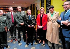 Representantes de la cuerpos de seguridad, en la Cámara de Comercio de Murcia, junto a los ponentes: José Alberto González (2i), Fátima Báñez, María González Veracruz y Miguel López Abad.