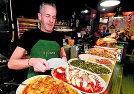 Juan José Alarcón, en su cantina de la plaza de abastos de Cabezo de Torres.