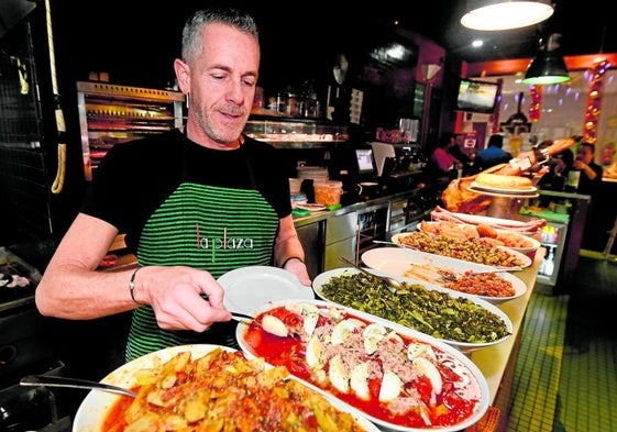 Juan José Alarcón, en su cantina de la plaza de abastos de Cabezo de Torres.