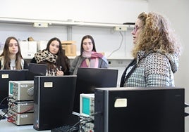 María Socorro García en una de las aulas con los estudiantes.