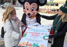 María Teresa Lazareno y la concejala de Festejos posan con Mickey Mouse, uno de los personajes de la Cabalgata de la Ilusión.