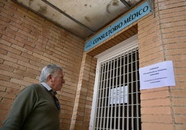 El consultorio de La Ribera de Molina, este miércoles, cerrado tras la agresión al médico.