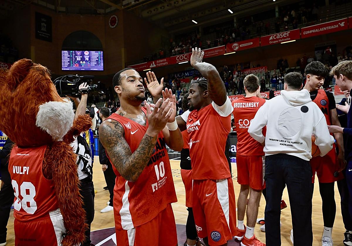 Jugadores del UCAM celebran la victoria este miércoles.