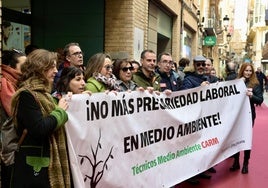 Sindicatos y plantilla de la Consejería de Medio Ambiente, protestando este martes frente a la sede.