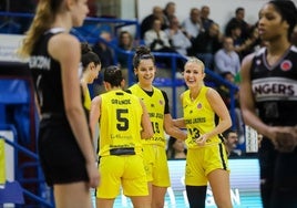 Sonrisas en el último partido europeo en el Fausto Vicent.