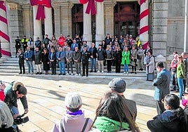 Concentración de repulsa ante el crimen machista realizada este miércoles a las puertas del Ayuntamiento de Cartagena.