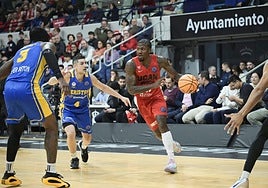 Dylan Ennis con el balón, este miércoles, frente al Peristeri.