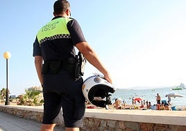 Un policía vigila una playa de La Manga en una imagen de archivo.
