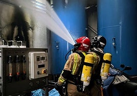 Bomberos trabajando la extinción de un incendio en una imagen de archivo.