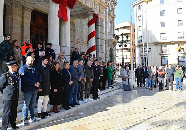 El minuto de silencio en frente del Ayuntamiento de Cartagena.