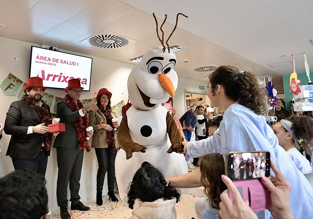 Los niños ingresados en La Arrixaca asisten a la fiesta de Navidad, en presencia de López Miras y el consejero de Educación, Víctor Marín.