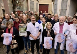 Pacientes y profesionales, este jueves a las puertas del consultorio de Torreagüera, durante la concentración de protesta por las agresiones a sanitarios.