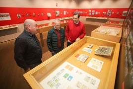 Repaso histórico. Juan Antonio Garre, Pedro García y Quique Baeza, en la exposición del Imperial.