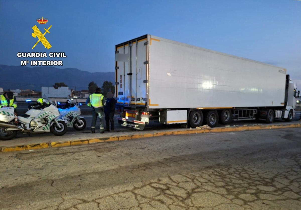 Agentes de Tráfico de la Guardia Civil realizan la prueba de alcohol al camionero.