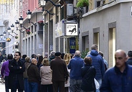 Colas en la administración El Gato Negro de Murcia para comprar Lotería del Niño.