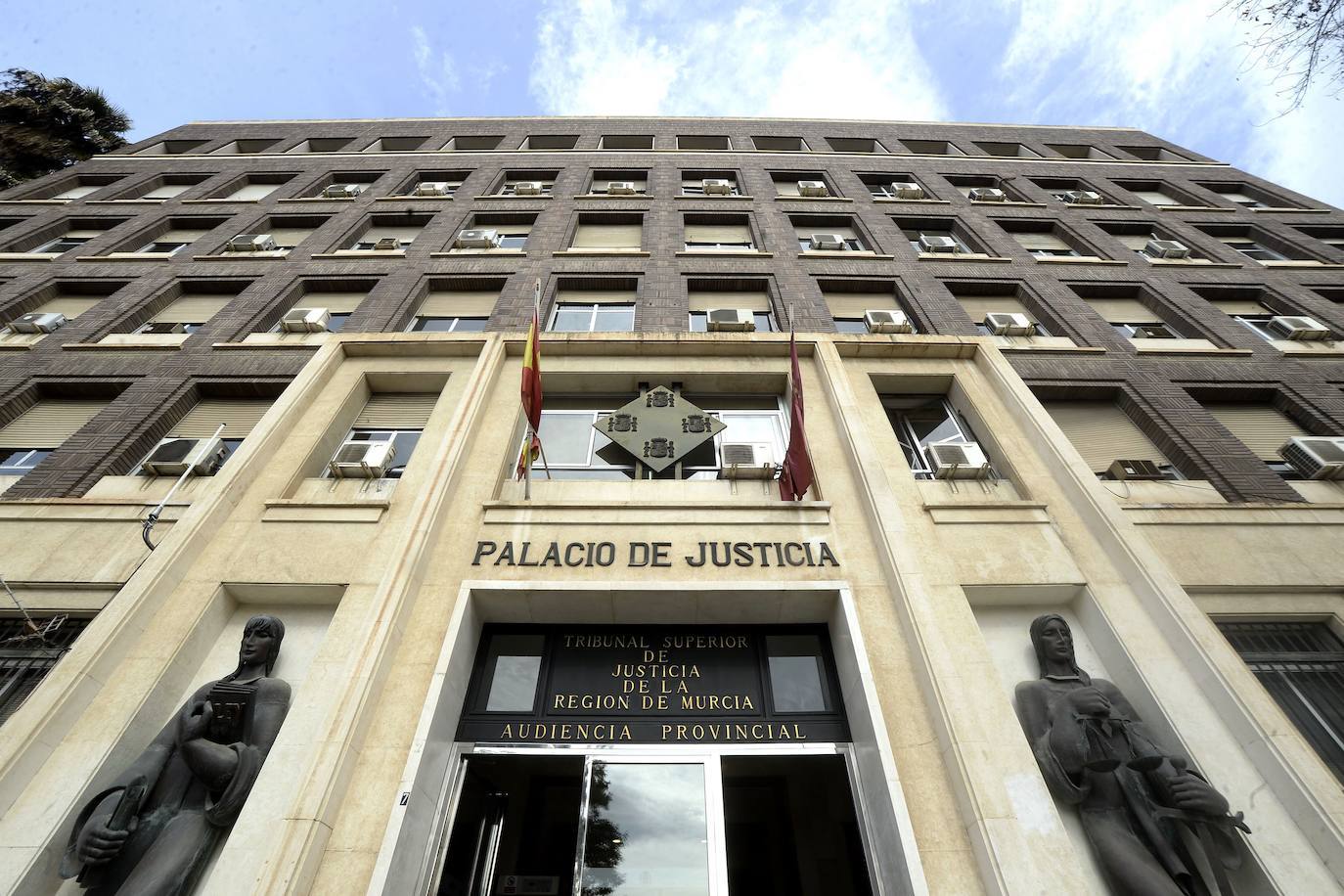 Fachada del Palacio de Justicia de la Región.