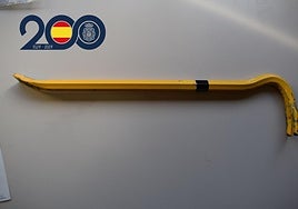 La pata de cabra con la que el detenido intentó forzar la puerta de la clínica en el barrio del Carmen.