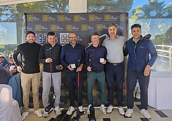 El equipo ganador fue el de Víctor Andreu (2º izquierda), que en la entrega estuvo flanqueado por GonzaloPedrera (i) y José Jiménez (d), el jefe de Operaciones del campo.