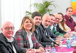 Diego Salinas, Noelia Arroyo, Nacho Jáudenes y Gonzalo López Pretel, junto a periodistas en el desayuno informativo de este viernes.