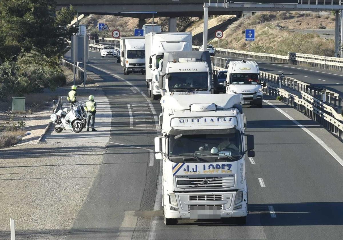 Agentes de la Guardia Civil de Tráfico durante un control este viernes.