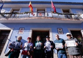 Concha Lajara, Sáhara Palazón, la alcaldesa de Fortuna, Catalina Herrero, Pedro José Ruiz, José S. Sarabia y Jesús Soler posan en la puerta del Ayuntamiento de Fortuna.