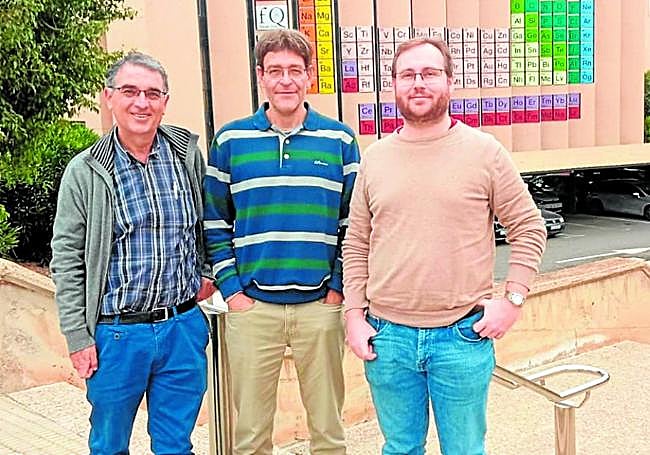 Los profesores Rafael García Molina (izquierda) y Pablo de Vera (derecha), con el investigador italiano Simone Taioli ante la Facultad de Química de la Universidad de Murcia.