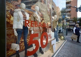 Un comercio de la ciudad de Murcia durante la pasada campaña de rebajas.