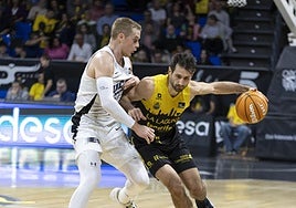 El base del UCAM Ludde Hakanson y el base de La Laguna Tenerife Bruno Fitipaldo durante el partido.