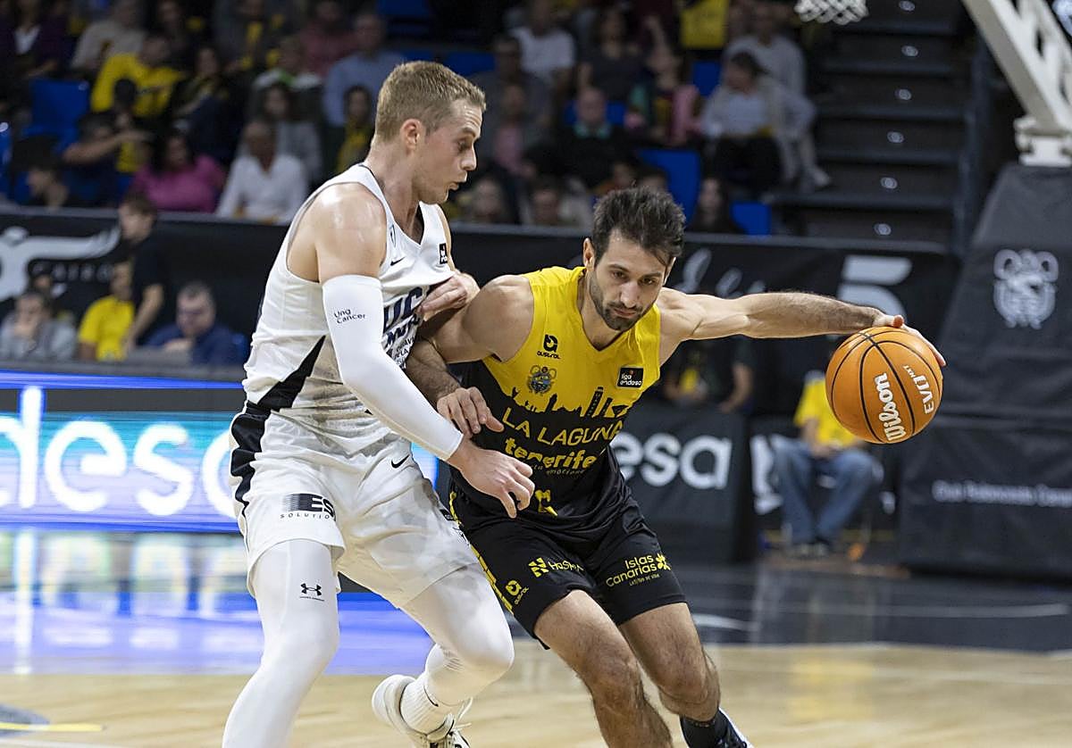 El base del UCAM Ludde Hakanson y el base de La Laguna Tenerife Bruno Fitipaldo durante el partido.