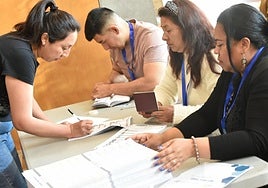 Varias personas, durante la jornada de las elecciones de Ecuador, en Murcia, el pasado abril.