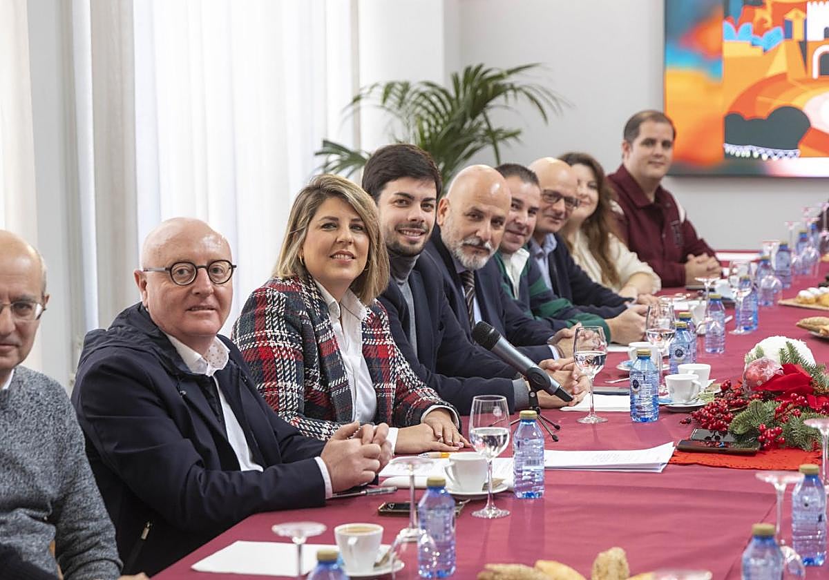 Diego Salinas, Noelia Arroyo, Nacho Jáudenes y Gonzalo López Pretel, junto a periodistas en el desayuno informativo de este viernes.