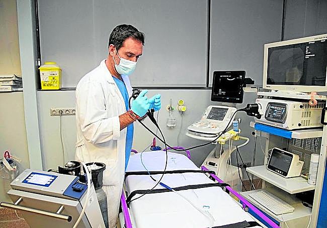 Javier Pérez Pallarés prueba las herramientas que usa para realizar el examen de diagnóstico, en el hospital Santa Lucía.