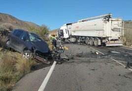 El turismo accidentado contra el camión en la carretera de Almendricos.