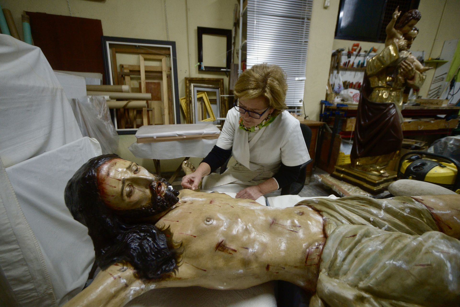 Las cofradías de la Región comienzan a preparar los desfiles de Semana Santa. Entre las tareas prioritarias, la restauración de las imágenes que saldrán en procesión, junto a pequeños arreglos en tronos y el vestuario de los nazarenos. 