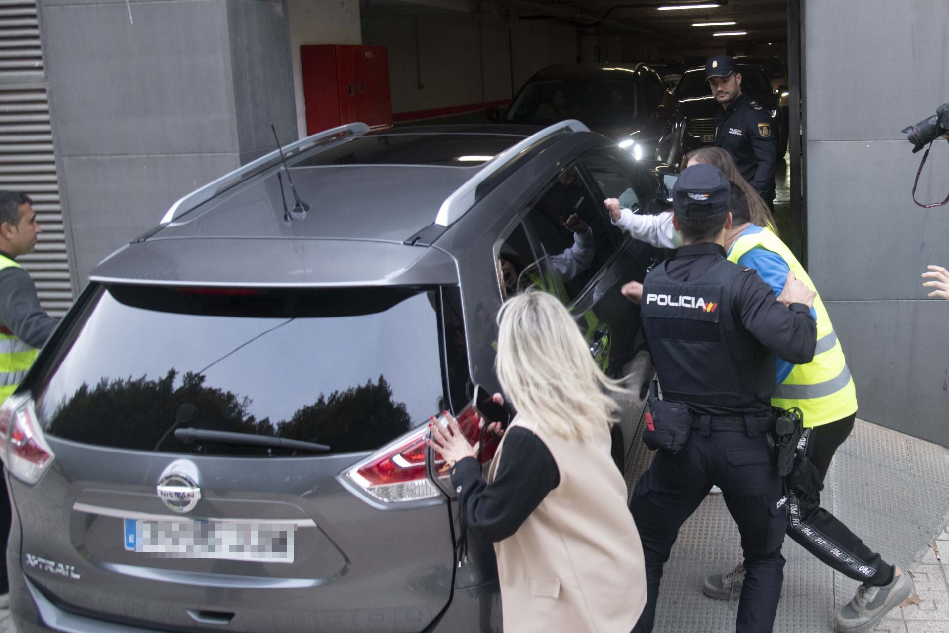 Las protestas de los agricultores suben de tono y llegan hasta la Asamblea Regional, donde zaranderaron el coche oficial del presidente de la Comunidad Autónoma en la entrada al Parlamento. Fernando López Miras los recibió después en el interior.