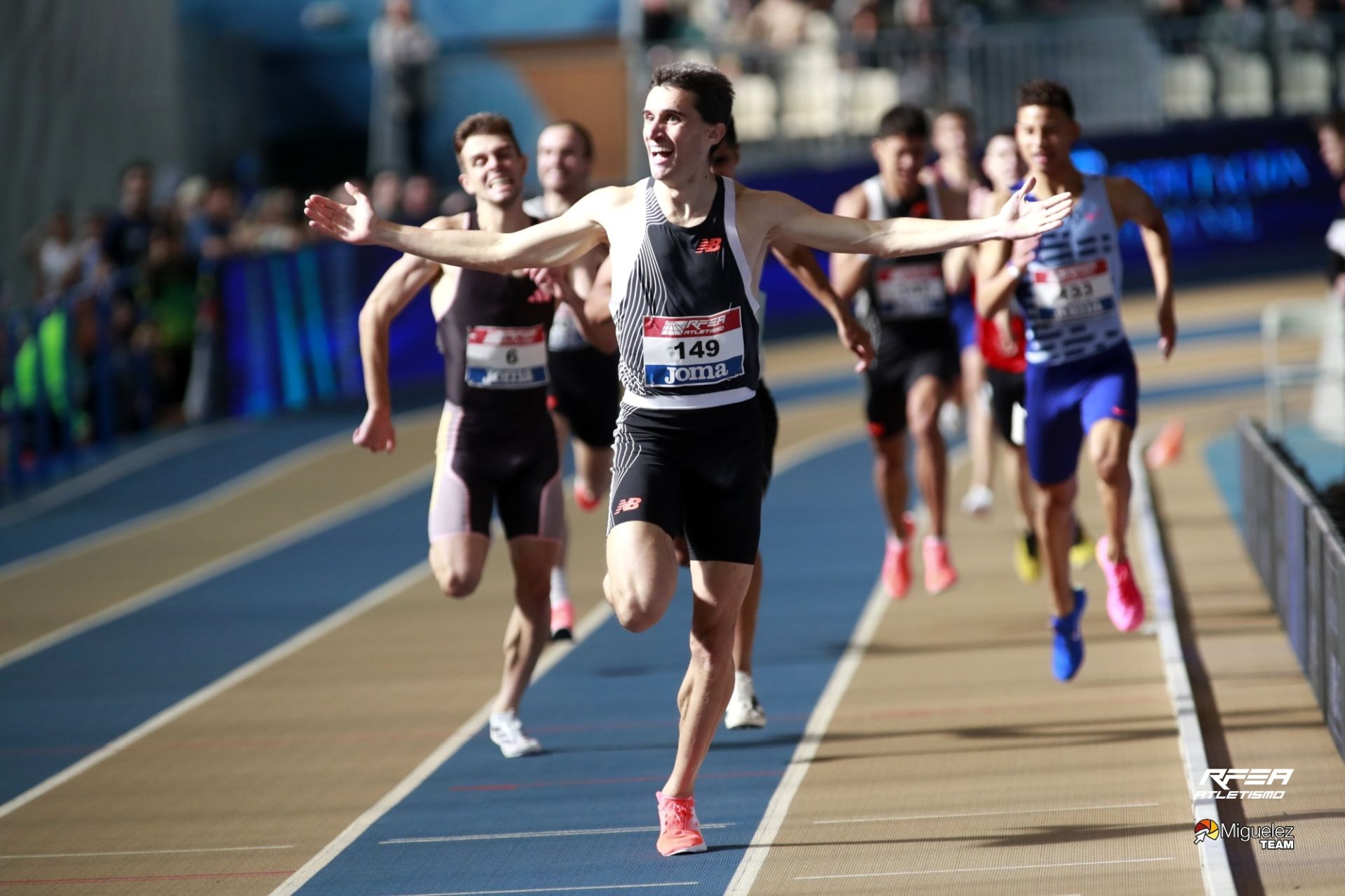 Mariano García se proclama en Orense campeón de España de 800 metros en pista cubierta. Es su segundo oro en la prueba y su cuarto título nacional, ya que también atesora un par al aire libre. El atleta de Cuevas de Reyllo mostró una autoridad inquebrantable en la carrera. 