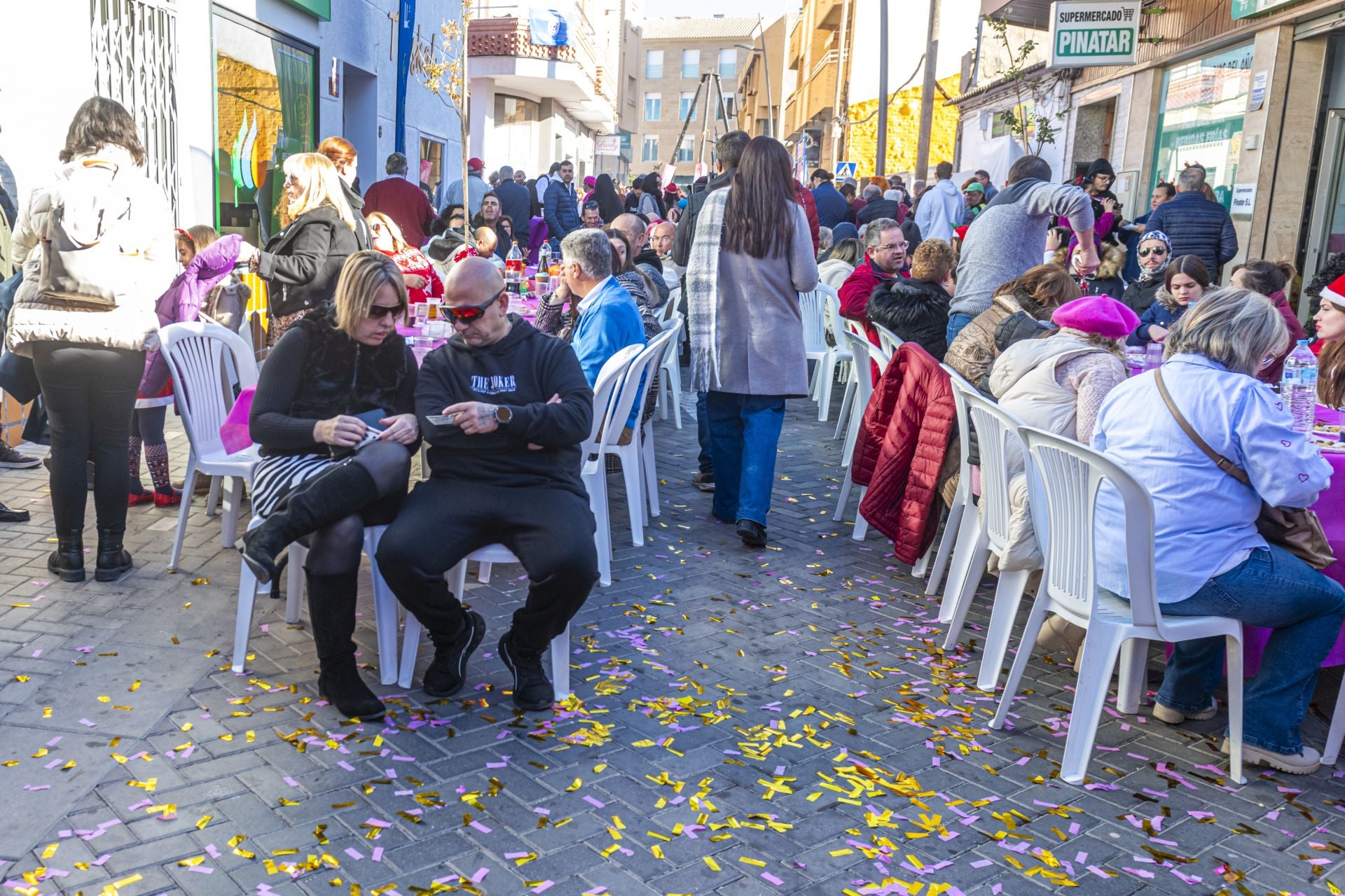 Vecinos de San Pedro disfrutan en la comida organizada por El Perolo.