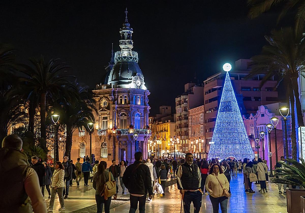Vista panorámica de la plaza del Ayuntamiento en Cartagena, que cuenta con un gran árbol de 20 metros de altura.