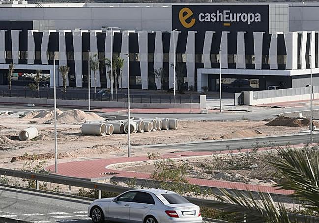 La nave de Cash Europa, junto a la autovía A-7.