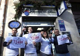 Propietarios de la administración de Logroño celebran tras repartir el premio Gordo de la Lotería de Navidad.