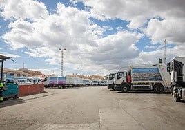 Vehículos de la contrata de basuras aparcados en las instalaciones de Acciona en ronda Ricardo Lafuente.
