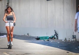 Patinete abandonado y tumbado en mitad de la vía pública en Orihuela Costa.