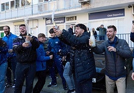 Agraciados con el Gordo celebran su premio.