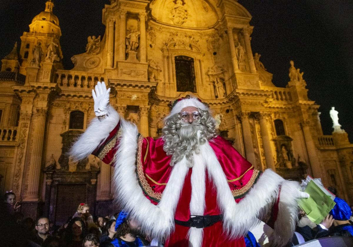 Papá Noel, ayer, a su llegada a la Plaza Belluga de Murcia.